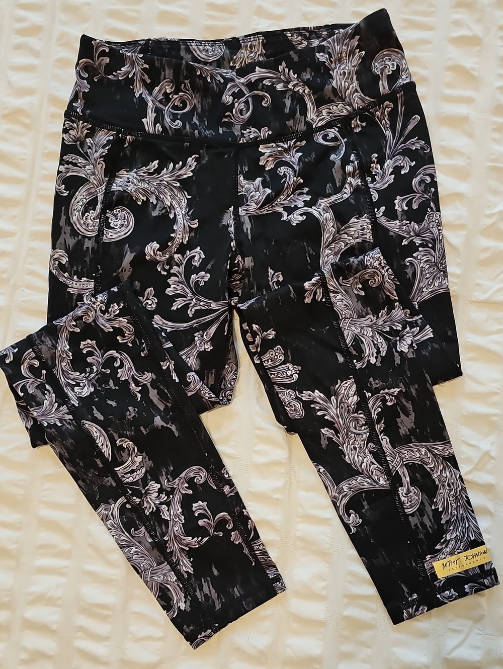 Betsey Johnson Size S Low Rise Black White Gray & Mauve Scroll 7/8 Leggings